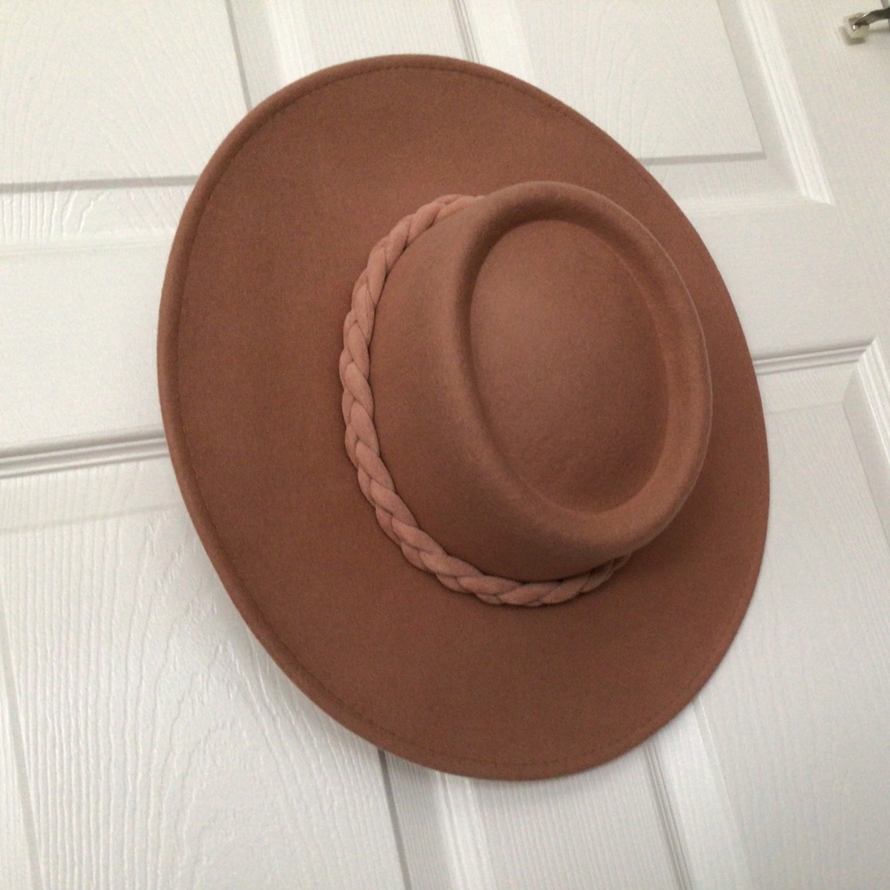Wide brim wool hat with braid accent